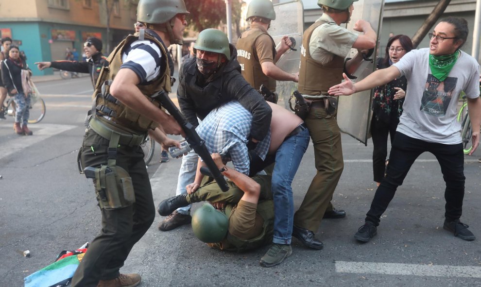 Policías antidisturbios detienen a un manifestante mientras otros reaccionan durante una protesta antigubernamental en Santiago, Chile, 28 de octubre de 2019. REUTERS / Pablo Sanhueza