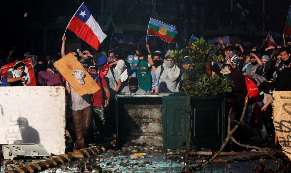 Manifestantes participan en una protesta contra el gobierno en Santiago, Chile. REUTERS / Henry Romero