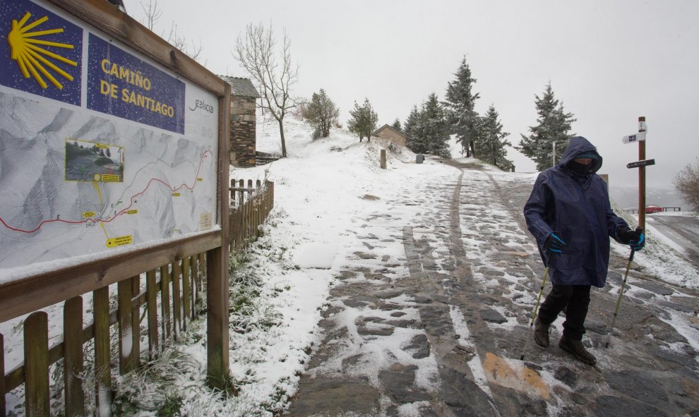 Un hombre camina por el Camino de Santiago durante la nevada del año en las montañas de Os Ancares, en la provincia de Lugo./ Carlos Castro (Europa Press)