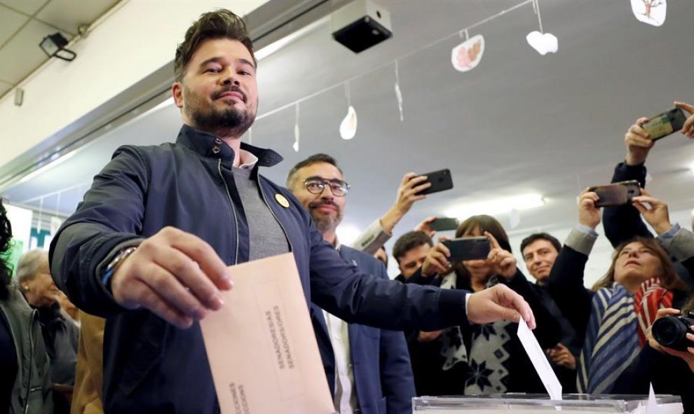 El candidato de ERC a la Presidencia del Gobierno, Gabriel Rufián, vota en un colegio de Sabadell (Barcelona). EFE/Alberto Estévez