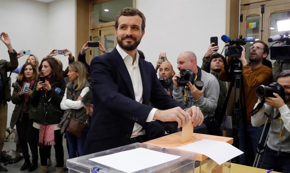 El presidente del Partido Popular Pablo Casado, deposita su voto en Madrid, hoy Domingo 10 de Noviembre. EFE/Ballesteros