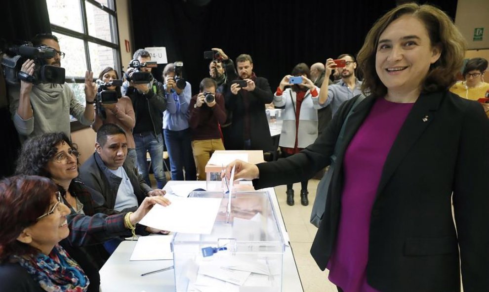 La alcaldesa de Barcelona, Ada Colau ejeció esta mañana su derecho a voto en el Centro Cívico La Sedeta de Barcelona. EFE/ Andreu Dalmau