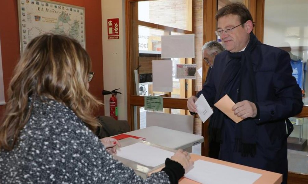 La presidenta de la Comunidad de Madrid, Isabel Díaz Ayuso, vota en el Instituto Lope de Vegapara las elecciones generales que se celebran este domingo. EFE/ Javier López Hernández