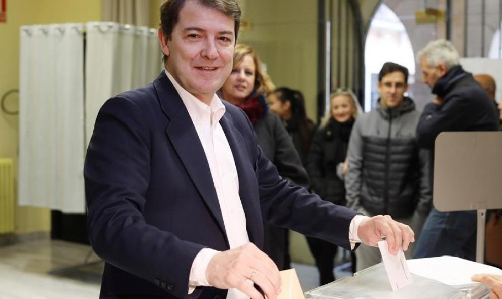 El presidente de la Junta y del PP de Castilla y León, Alfonso Fernández Mañueco, ejerce su derecho al voto en Salamanca, en el colegio electoral situado en el Registro General de la Delegación de Economía y Hacienda.EFE/J.M.GARCIA