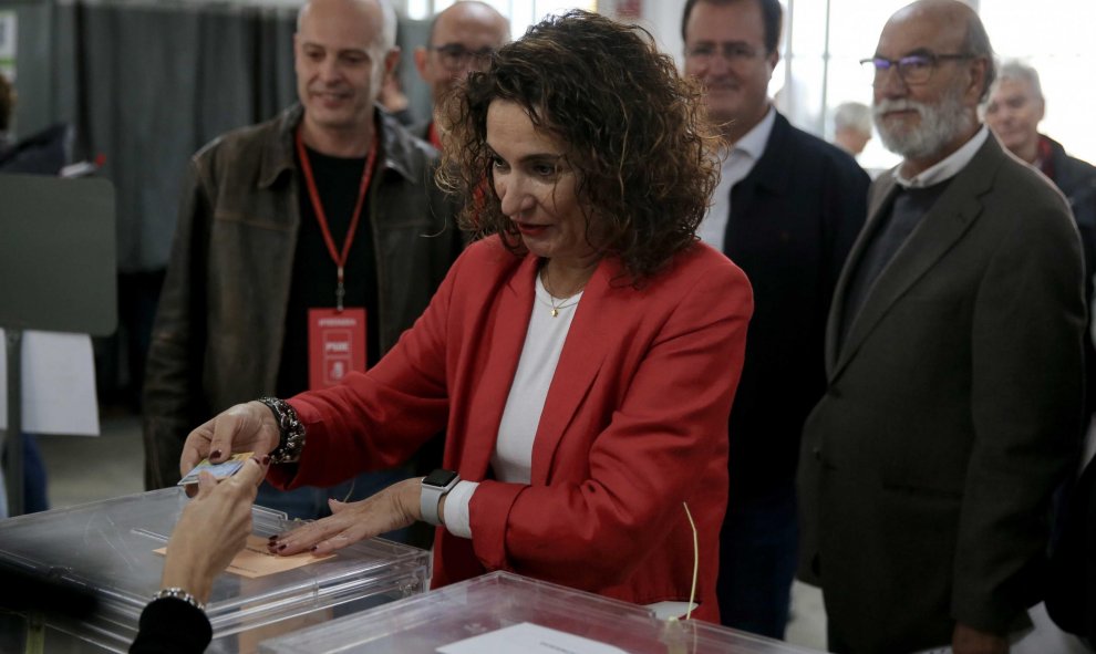 La ministra de Hacienda en funciones y cabeza de lista del PSOE por Sevilla, María Jesús Montero, depositando su voto. / Europa Press