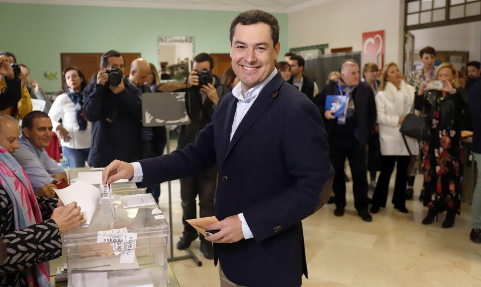 El presidente de la Junta de Andalucía, Juanma Moreno, en el colegio electoral para ejercer su derecho a voto en Málaga. / Europa Press