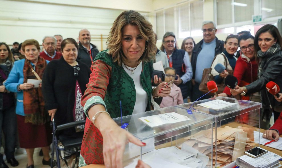 La secretaria general del PSOE-A, Susana Díaz, acude a votar en Sevilla. / Europa Press