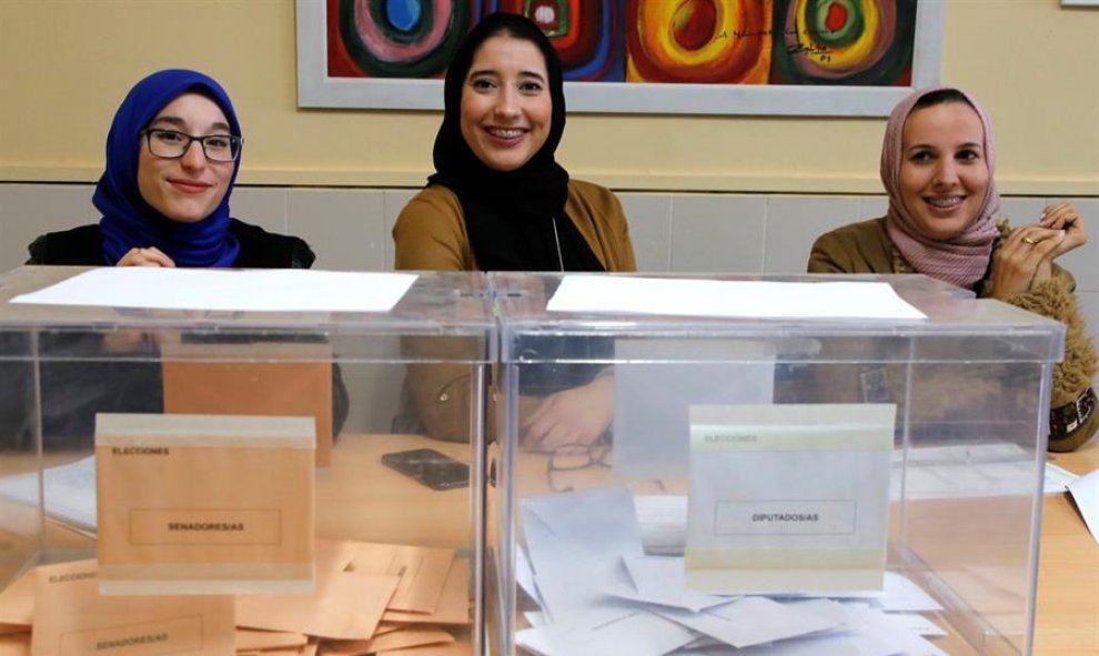 Tres mujeres musulmanas conforman una mesa electoral en un colegio de Melilla. EFE/ Francisco García Guerrero