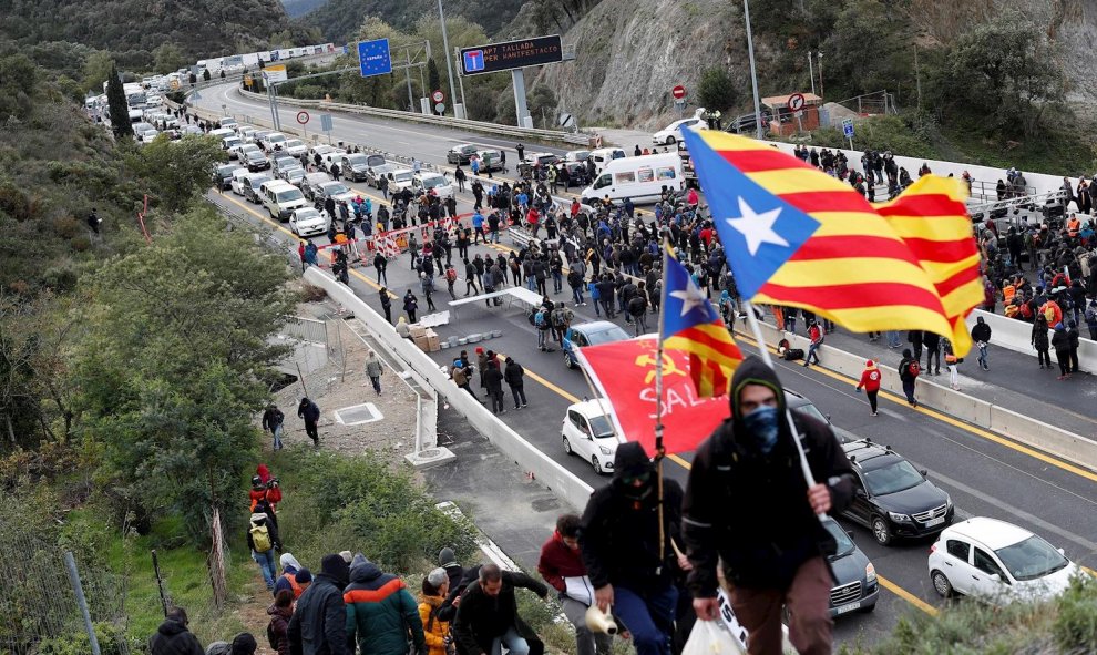 La autopista que enlaza España y Francia en el paso de La Jonquera cortada por Tsunami Democràtic EFE/Alejandro Garcia