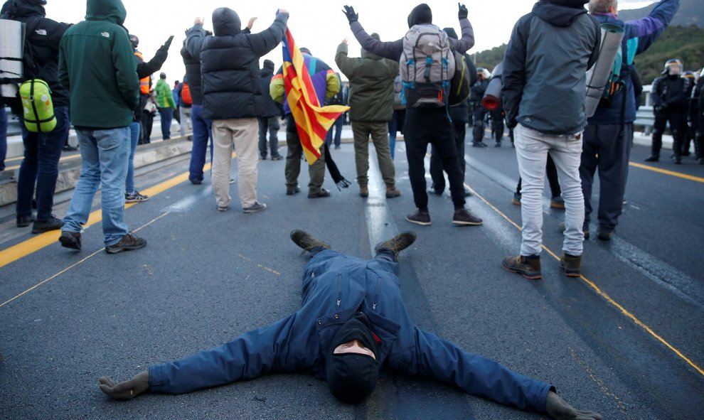 12.11.2019 / Un hombre tirado en el suelo en la autopista AP-7 en el lado francés de la frontera franco-española. REUTERS / Rafael Marchante