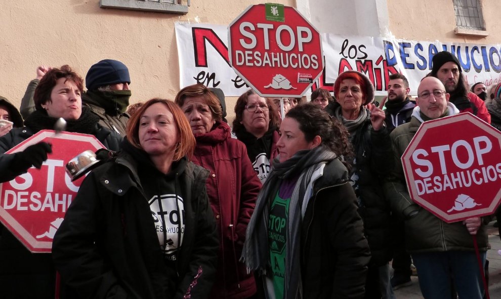 12/11/2019-. Decenas de personas acudieron a parar el desahucio de  Diego Catriel en Guadalajara. / María Duarte