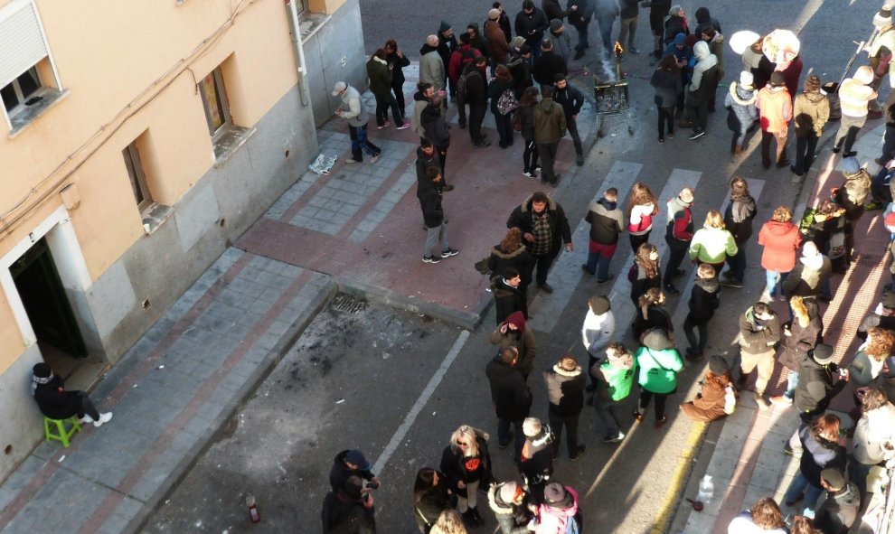 12/11/2019-. Decenas de personas en la calle en apoyo a Diego Catriel, en Guadalajara. / María Duarte