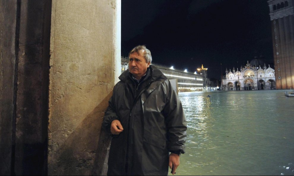 El alcalde de Venecia, Luigi Brugnaro, durante las inundaciones extremas en Venecia. EFE / ANDREA MEROLA