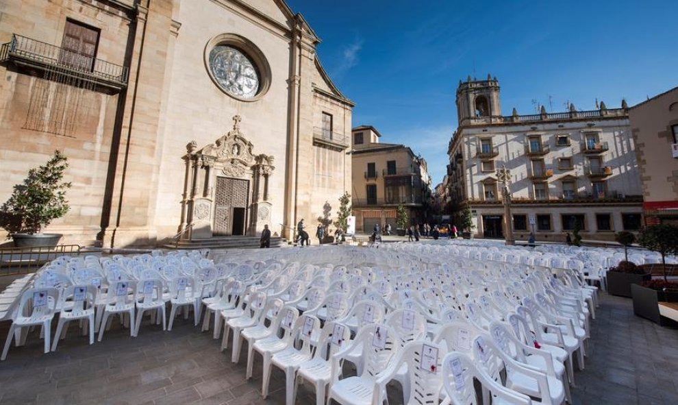 El Ayuntamiento de Tárrrega (Lleida) ha colocado en la Plaza Mayor de la localidad 1.062 sillas vacías en recuerdo de las víctimas contabilizadas por la violencia machista./ Adriá Ropero (EFE)