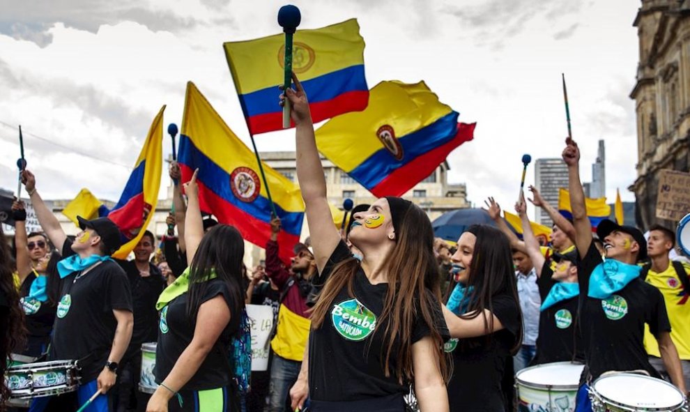 27/11/2019.- Con tamborileros, actos circenses y ritmo de carnaval comenzaron este miércoles en Bogotá las movilizaciones. / EFE - JUAN ZARAMA PERINI