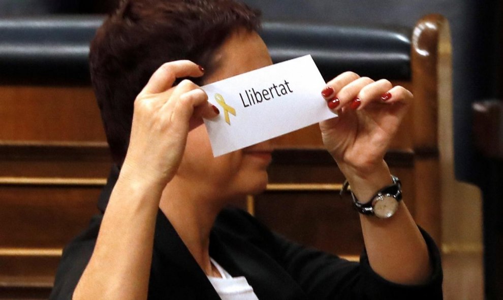 La diputada de ERC Montserrat Bassa muestra una papeleta con un lazo amarillo y con la palabra llibertat antes de emitir su voto para la Presidencia del Congreso durante la sesión constitutiva de la Cámara Baja. EFE/Ballesteros