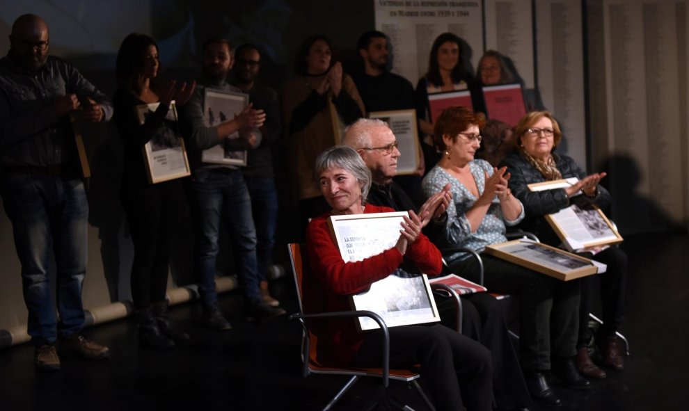 Aplausos en el homenaje a las personas que participaron con sus relatos familiares en la publicación de ‘Supervivientes de la Memoria’. / Fernando Sánchez