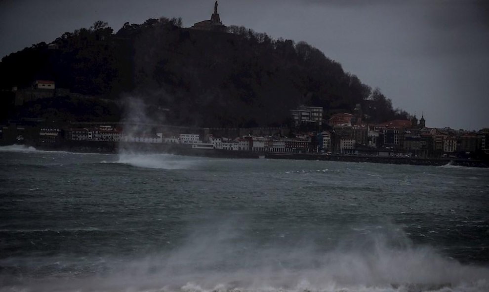 En la boya de San Sebastián se han registrado olas de hasta 8,5 metros de altura./ Javier Etxezarreta (EFE)