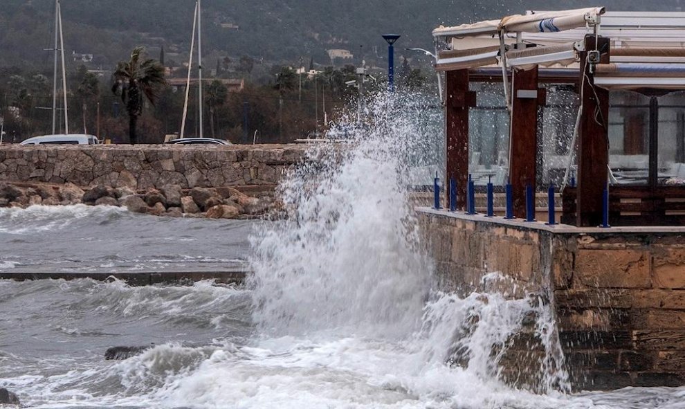 Una ola rompe en el puerto de Andrach (Mallorca) durante la tormenta este viernes. En Baleares se ha activado la alerta amarilla por el viento, que puede alcanzar los 80 kilómetreos por hora./ Cati Cladera (EFE)