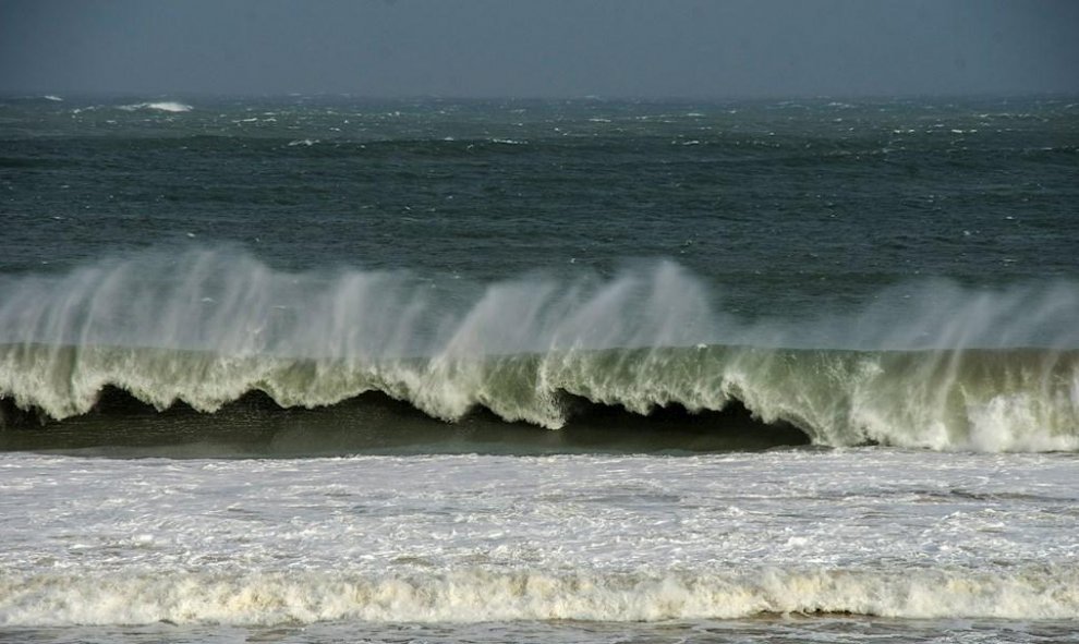 En Santander el temporal de viento ha ocasionado olas de hasta 14 metros de altura, decretándose la alerta roja./ Román G. Aguilera (EFE)