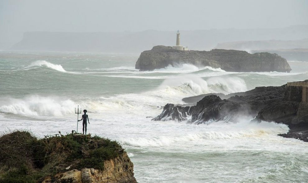 El fuerte oleaje golpea la costa de Santander./Román G. Aguilera (EFE)