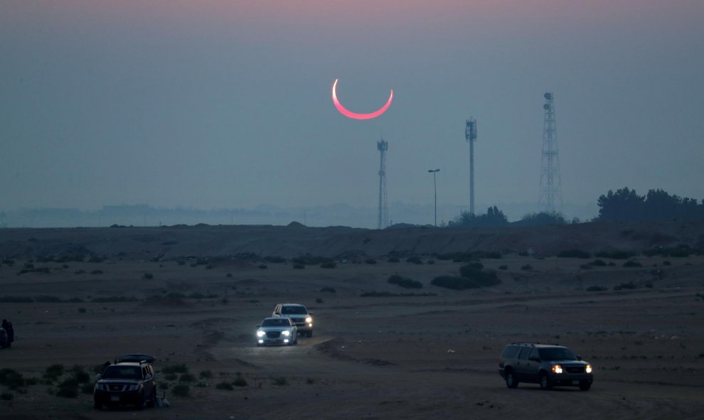26/12/2019 - El eclipse solar se observa durante las primeras horas en Jabal Arba (Cuatro Montañas) en Hofuf, en la Provincia Oriental de Arabia Saudita. REUTERS / Hamad I Mohammed