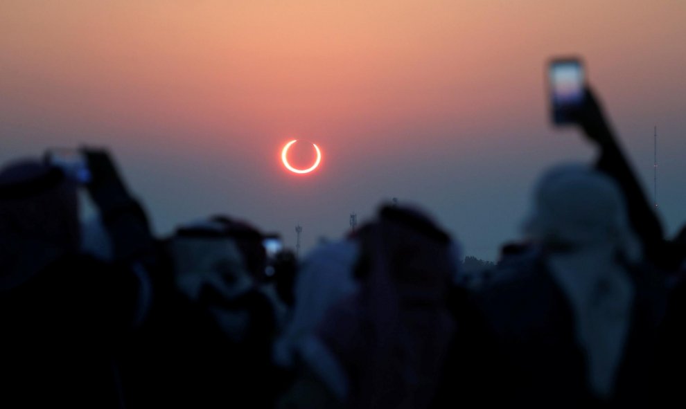 26/12/2019 - El eclipse solar Jabal Arba (Cuatro Montañas) en Hofuf, en la Provincia Oriental de Arabia Saudita. REUTERS / Hamad I Mohammed