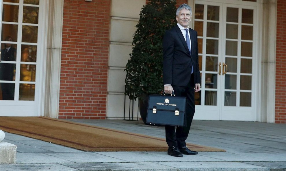 14/01/2020.- El ministro de Interior, Fernando Grande-Marlaska, llega al Palacio de la Moncloa para asistir al primer Consejo de Ministros del Gobierno de coalición presidido por Pedro Sánchez, este martes en Madrid. EFE/ Emilio Naranjo