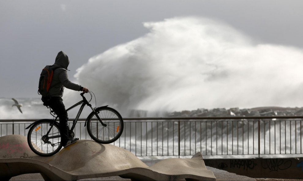 20/01/20 - Un hombre mira las olas durante el temporal Gloria en la playa de la Barceloneta, en Barcelona, ​​España. REUTERS / Nacho Doce