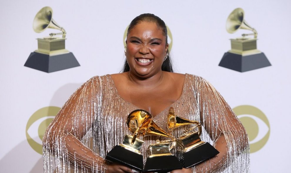 26.01.2020 - Lizzo posa en el backstage con su premio a Mejor interpretación pop solista por "Truth Hurts", Mejor álbum urbano contemporáneo por "Cuz I Love You (Deluxe)" y Mejor interpretación tradicional de R&B por "Jerome" REUTERS / Monica Almeida