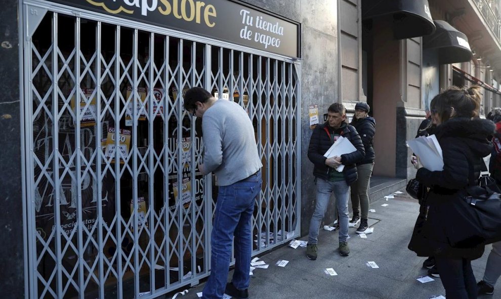 Un comerciante cierra su establecimiento en Bilbao ante la presencia de un piquete durante la huelga convocada este jueves en Euskadi y Navarra | EFE