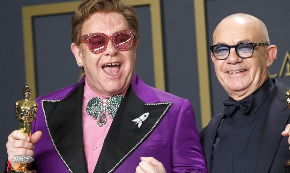 Elton John y Bernie Taupin posan con el Oscar a la mejor canción original por '(I'm Gonna) Love Me Again' de 'Rocketman. REUTERS / Lucas Jackson
