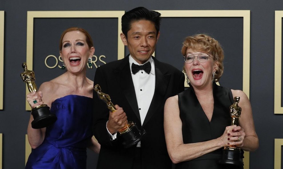 Anne Morgan, Kazu Hiro y Vivian Baker posan con el Oscar al mejor maquillaje y peinado por 'Bombshell'. REUTERS / Lucas Jackson
