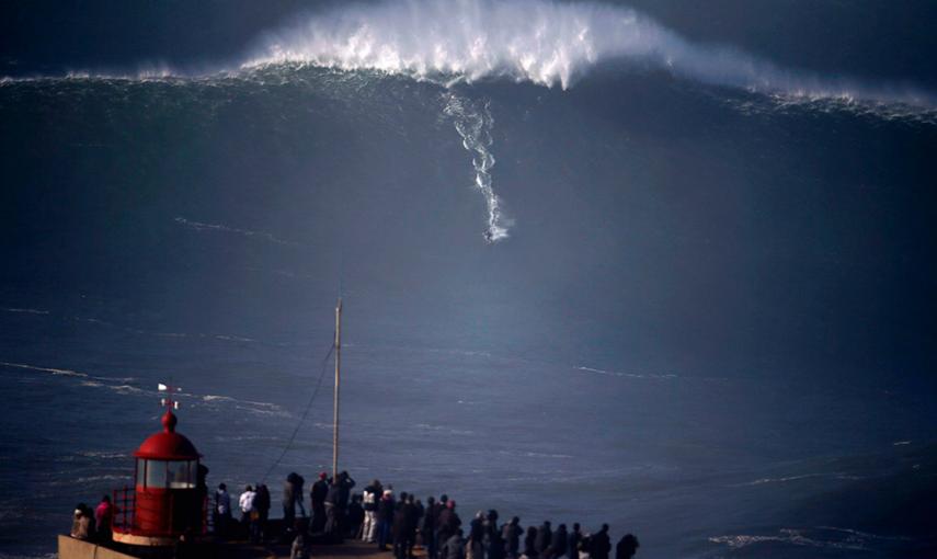 Un surfista cae en una gran ola en Praia do Norte, en Nazare (Portugal). // RAFAEL MARCHANTE (REUTERS)
