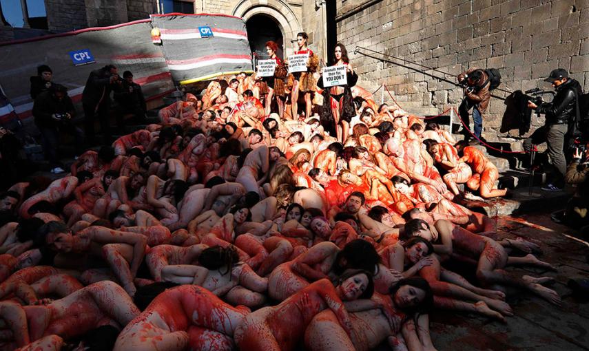 Activistas de la ONG Anima Naturalis, protestan contra el uso de pieles de animales, en La Plaza del Rey, en Barcelona. // GUSTAU NACARINO (REUTERS)