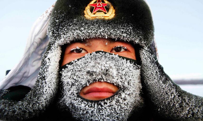 La escarcha cubre la máscara y parte del sombrero de un soldado del Ejército chino, mientras monta guardia cerca de la frontera de China y Rusia en Heihe. // REUTERS/STR