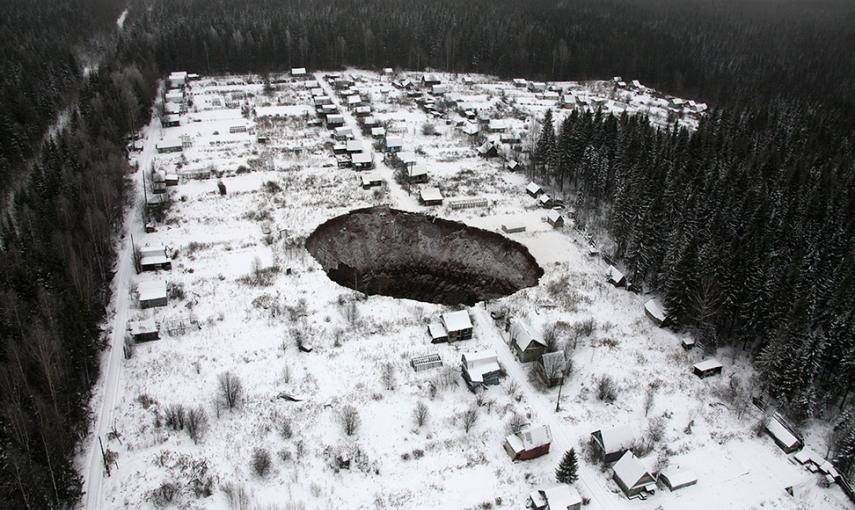 Una imagen aérea muestra un enorme sumidero creado a unos 3,5 kilómetros de la mina Solikamsk-2 en la región de Perm (Rusia).