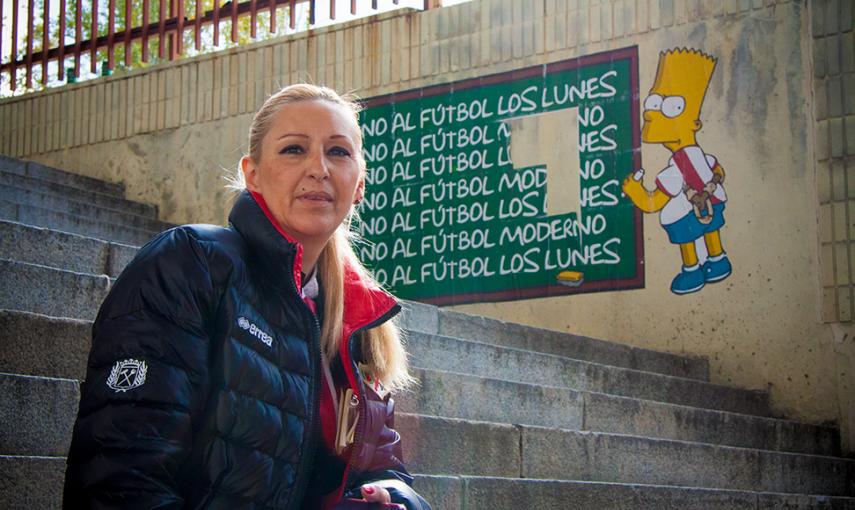 Paloma, empleada del restaurante Cota, en el estadio. // CHRISTIAN GONZÁLEZ