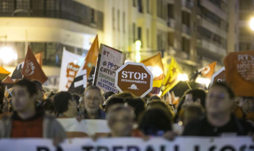 Cientos de personas se han manifestado esta tarde por las calles del centro de Valencia en las "Marxes per la dignitat" bajo el lema "No a la corrupció!". // EFE