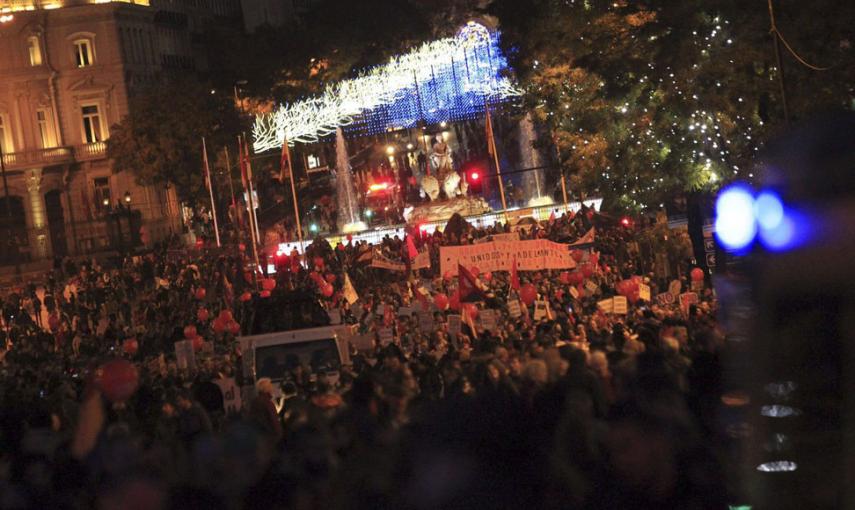 Las llamadas Marchas por la Dignidad a su paso por la plaza de Cibeles, camino de la Puerta del Sol, para reivindicar "Pan, trabajo y techo". // EFE