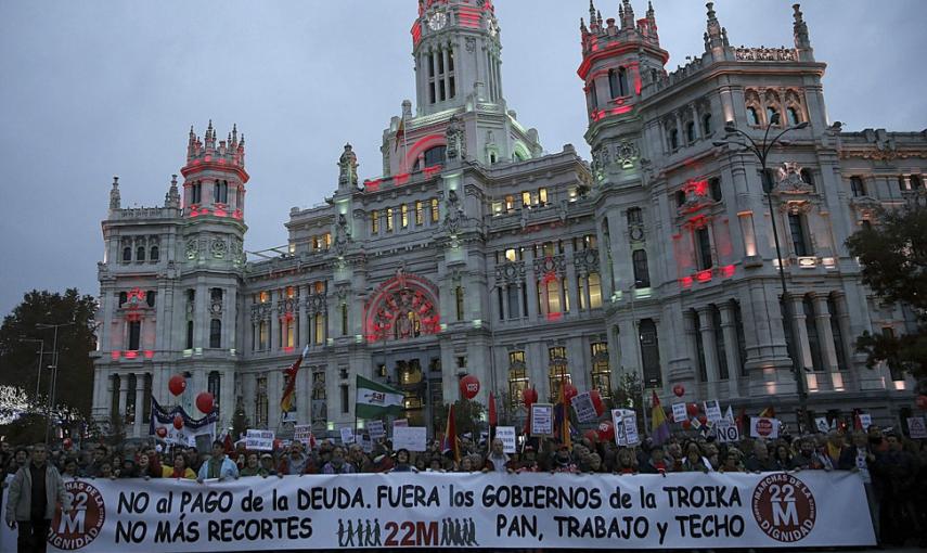 Las llamadas Marchas por la Dignidad a su paso por la plaza de Cibeles, camino de la Puerta del Sol. // EFE