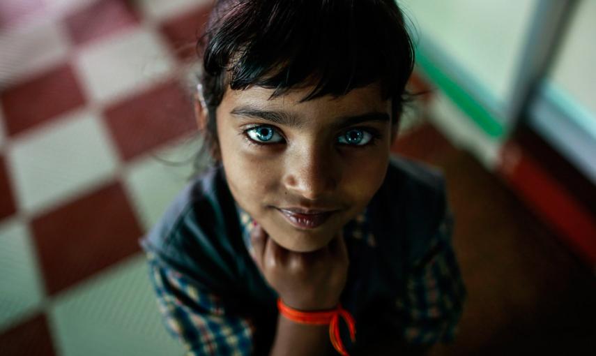 Una niña con trastornos auditivos y del habla, posa ante la cámara en un centro de rehabilitación para víctimas del desastre de Bhopal, la fuga de gas de Union Carbide hace 30 años. Las ONG han denunciado que miles de toneladas de residuos permanecen ente