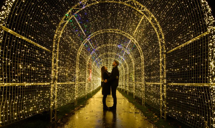 Miranda Jenatka y Alex Poco posan durante el evento de presentación de las luces de "Navidad en Kew" en los jardines de Kew en el suroeste de Londres. // LEON NEAL (AFP)
