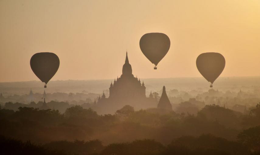 Globos aerostáticos, sobre los antiguos templos de Bagan, al norte de Myanmar. // PHYO HEIN KYAW (AFP)