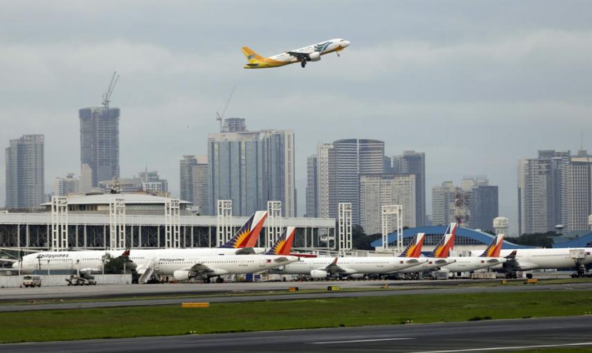Un avión de aerolínea Cebu Pacific despega en la ciudad de Pasay, al sur de la capital filipina de Manila. // EFE/EPA/RITCHIE B. TONGO