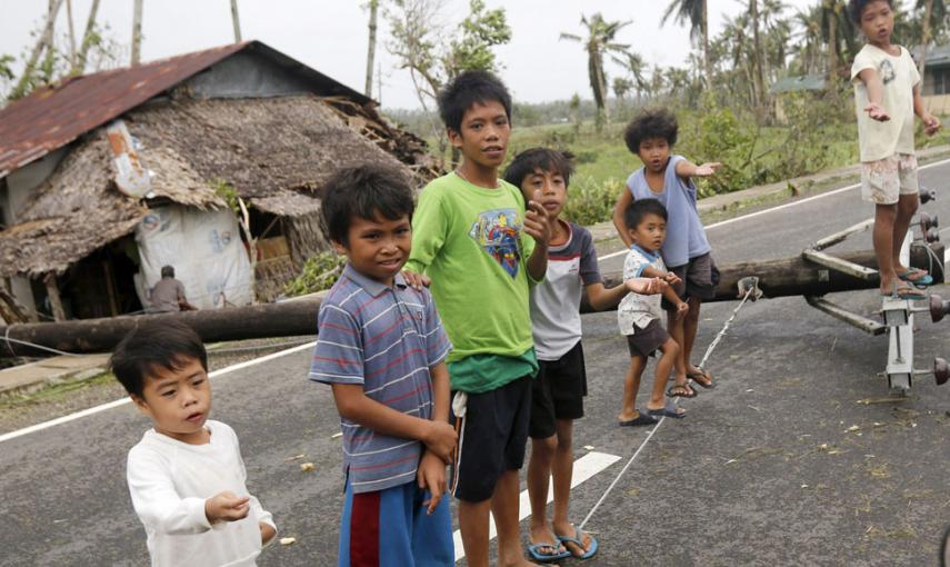 Unos niños víctimas del tifón reclama ayuda en la ciudad filipina de San Julian, en la isla de Samar. // EFE/EPA/FRANCIS R. MALASIG