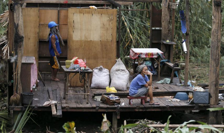 Una víctima del tifón, en su casa destrozada en la ciudad de Taft, en la isla filipina de Samar. // EFE/EPA/FRANCIS R. MALASIG