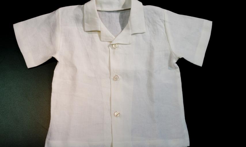 Camisa de niño, tipo Nelson Mandela, a la venta en Zapatelas. JAIRO VARGAS