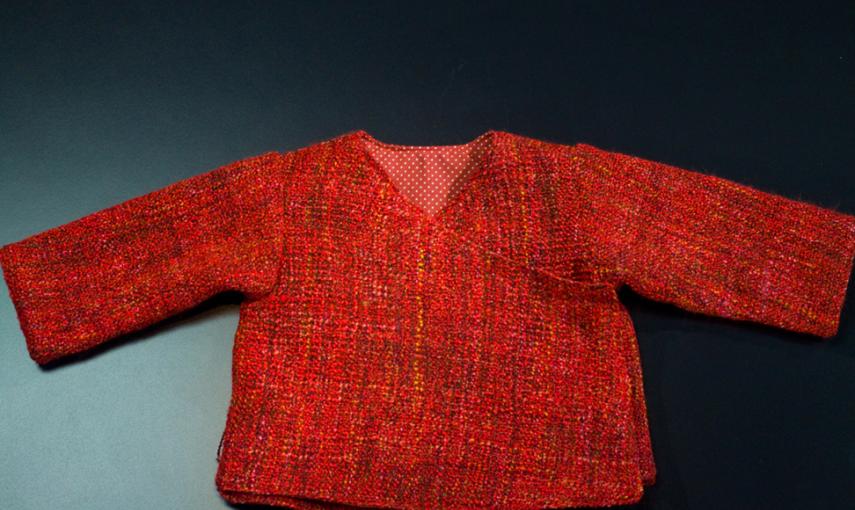 Chaqueta roja para niña, del proyecto social de Zapatelas. JAIRO VARGAS