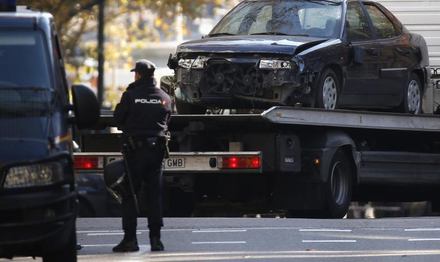 Una grúa traslada el vehículo que un empresario arruinado ha empotrado contra la sede nacional del PP, en la calle Génova de Madrid. REUTERS/Juan Medina